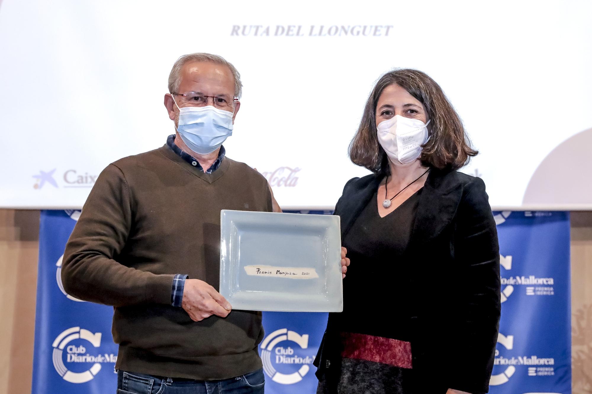 Pep Magraner recibió el premio concedido a la Ruta del Llonguet de manos de Marisa Goñi.