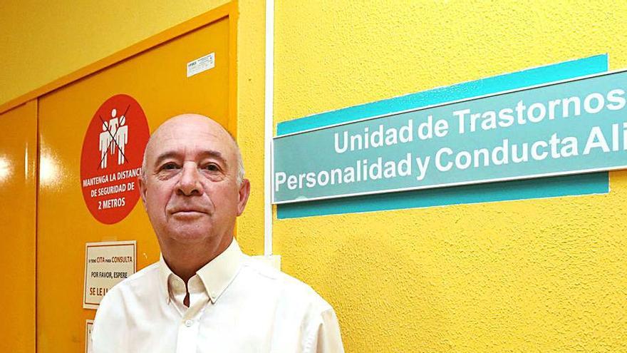 Luis Lorén, en la puerta de la Unidad de Trastornos de Conducta Alimentaria. | ANDREEA VORNICU