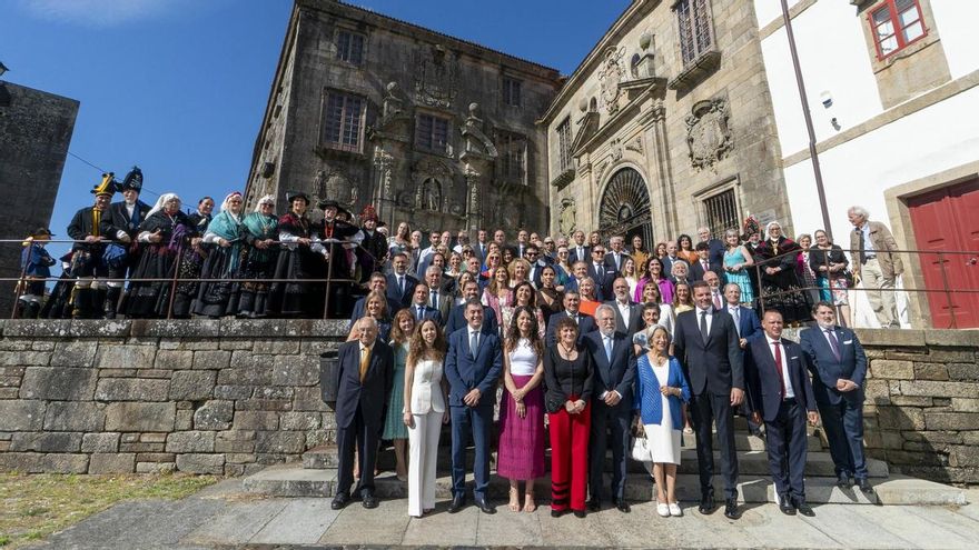 La ofrenda floral y misa en homenaje a Rosalía congrega a 36 instituciones en Bonaval