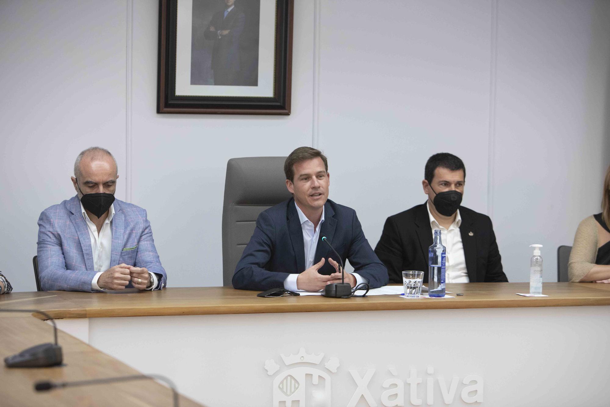 Homenaje a los trabajadores jubilados en el Ayuntamiento de Xàtiva