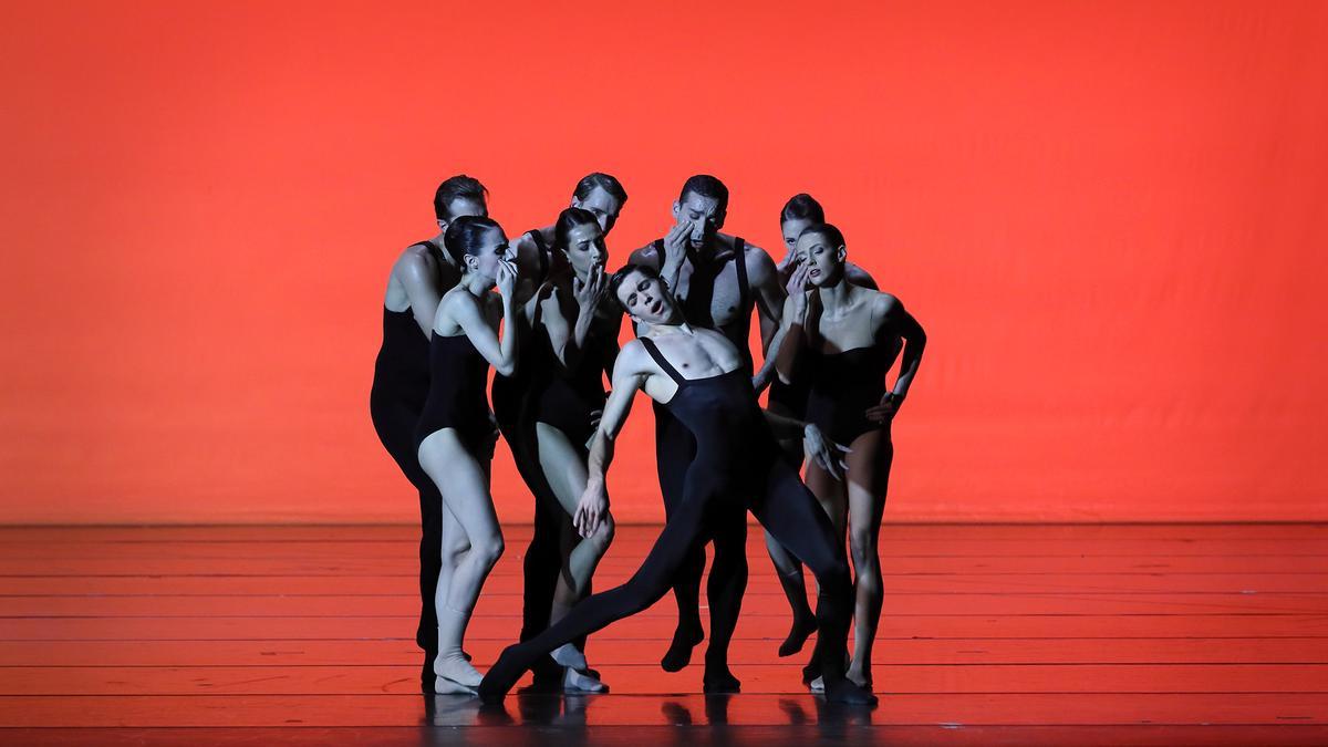 Raúl Ferreira, en el centro, baila en la obra Paradigma. Autor M.L. Briane. Bavarian State Ballet