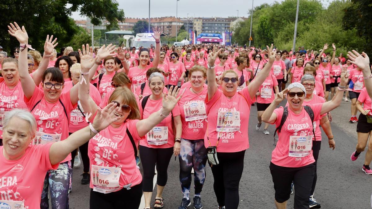 Una multitudinaria marea rosa tiñe las calles de Gijón por la Carrera de la Mujer.