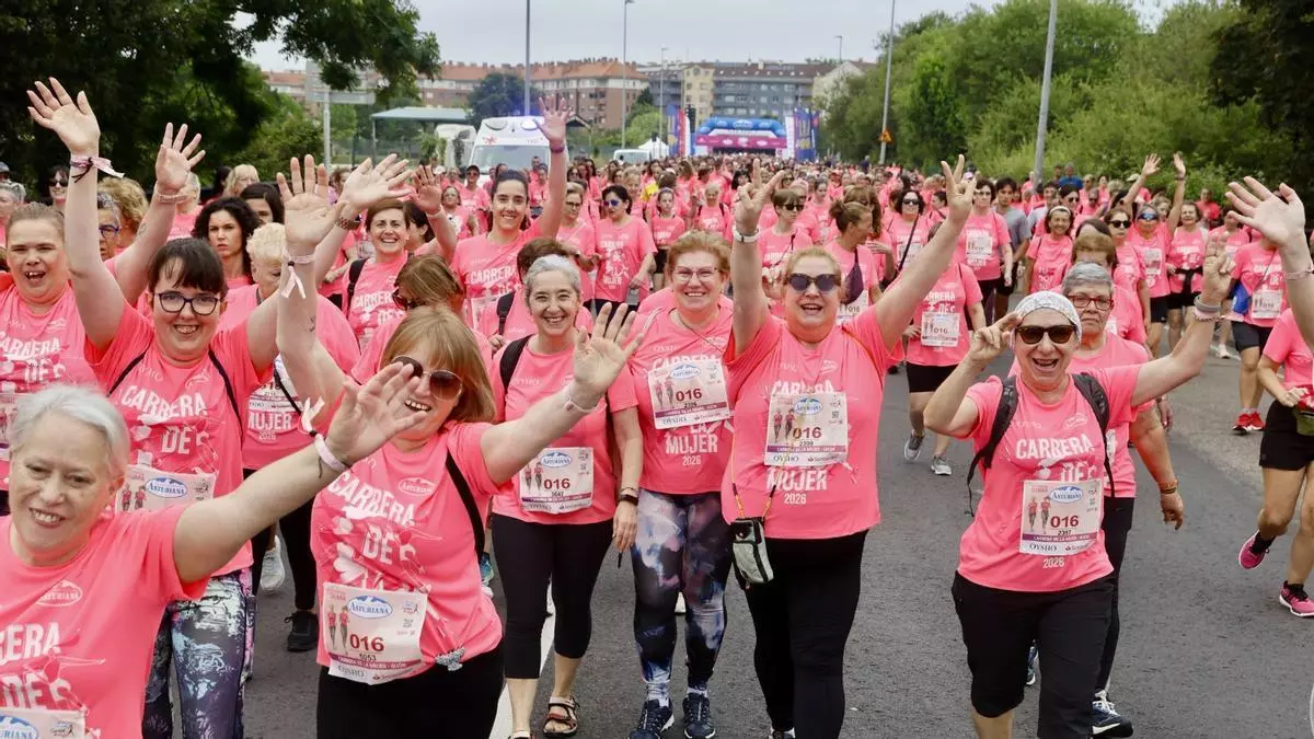 Una marea rosa tiñe Gijón de solidaridad y sororidad por la Carrera de la Mujer: "Debemos dar visibilidad a algo tan importante como es el cáncer de mama"