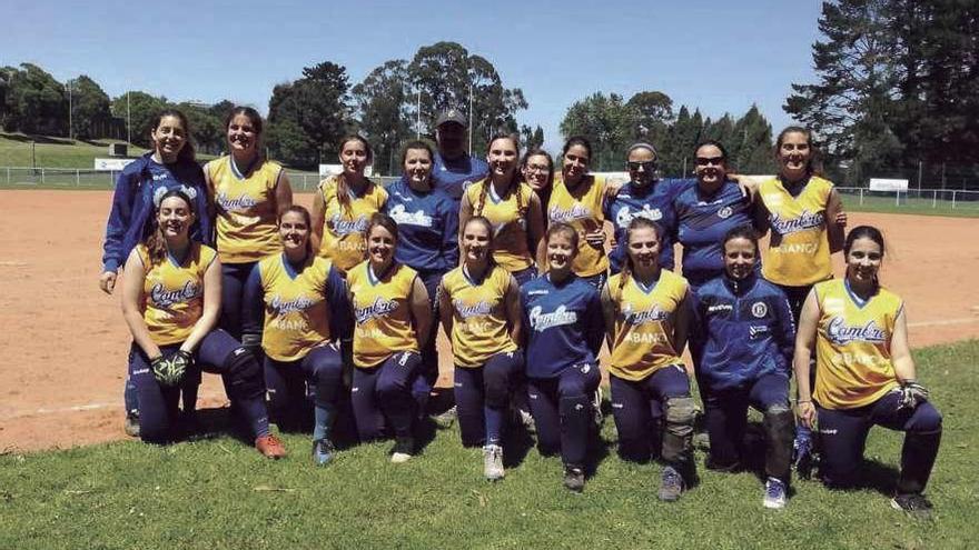 Las chicas del Sóftbol Cambre posan tras acabar su partido ante el Projecte de Gavá.