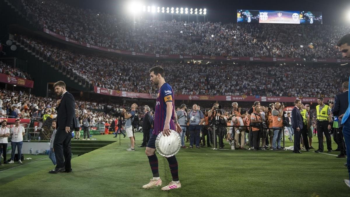 Messi abandona el Benito Villamarín con el trofeo de subcampeón de Copa.