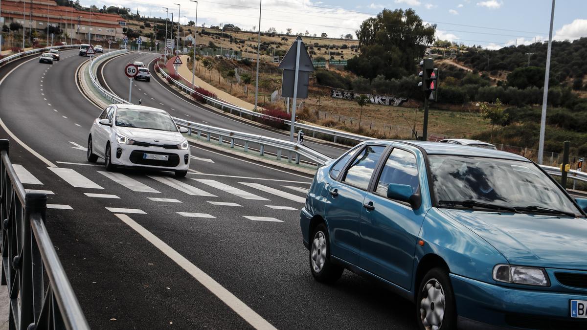 Turismos en la ronda este. La modificación ajusta el planeamiento de la ciudad al trazado real de esta vía.