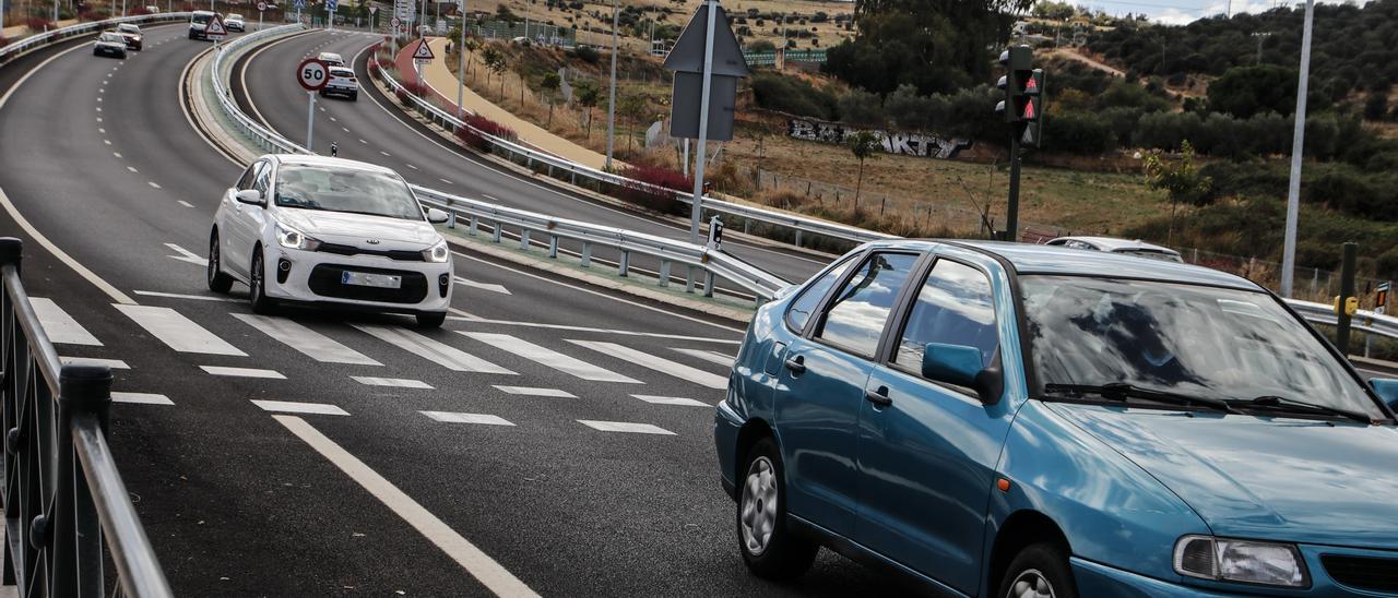 Turismos en la ronda este. La modificación ajusta el planeamiento de la ciudad al trazado real de esta vía.