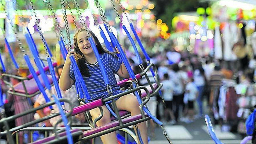 Hoxe comezan a funcionar as distintas atraccións de feira. // Bernabé