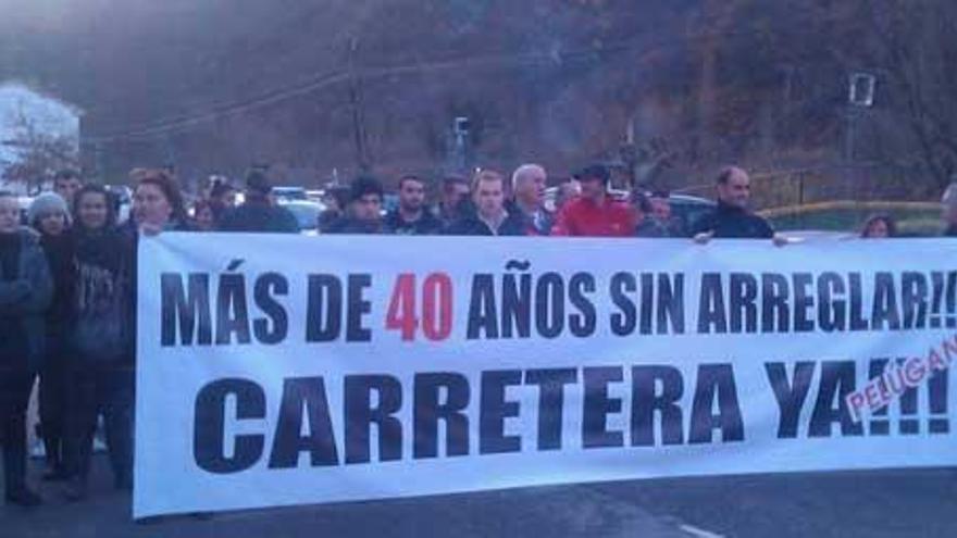 La protesta de los vecinos de Pelúgano, que cortaron el Corredor del Aller en Levinco.