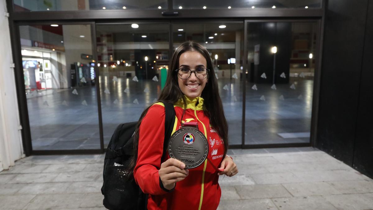 Raquel Roy posa sonriente en la estación con su medalla de plata conquistada en Abu Dabi.