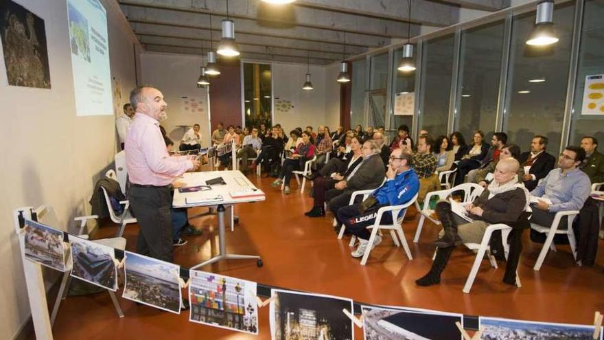 Una de las presentaciones del Eidus a entidades deportivas, vecinales y académicas, en el Ágora.