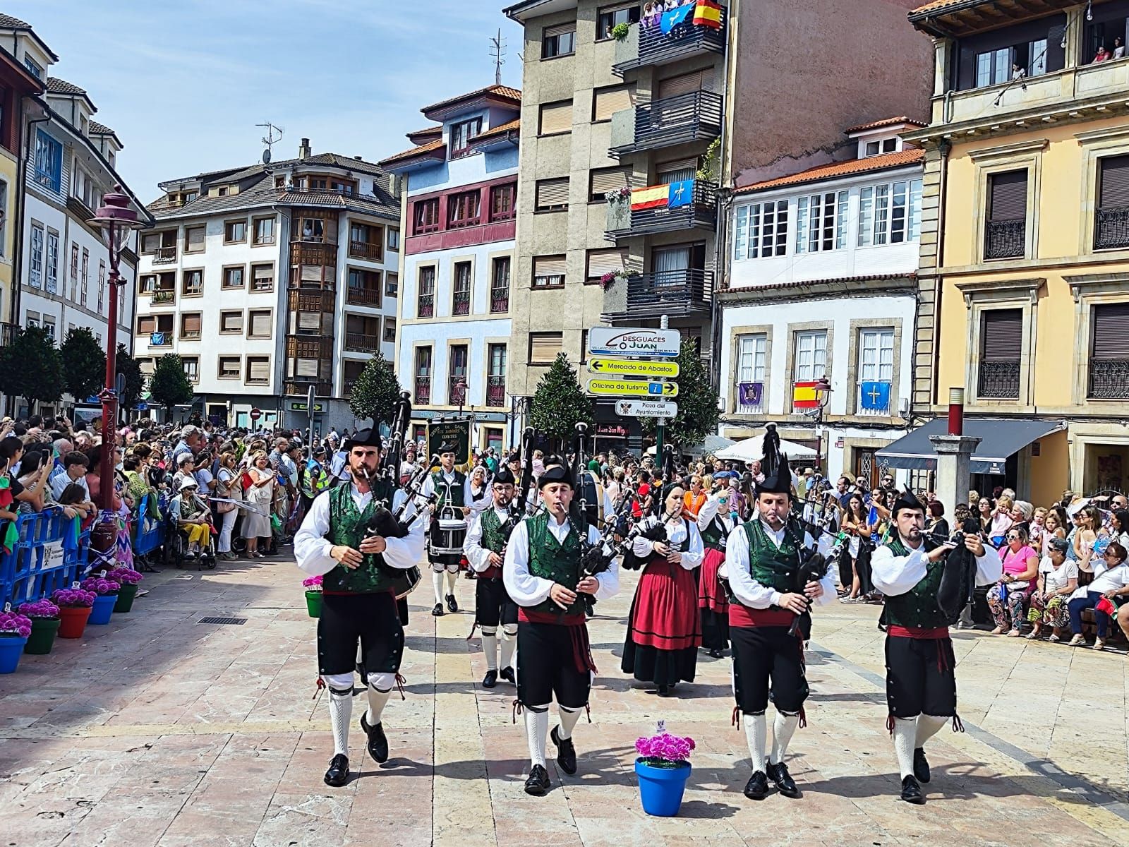 Villaviciosa vibra con la Portalina y la danza del Portal