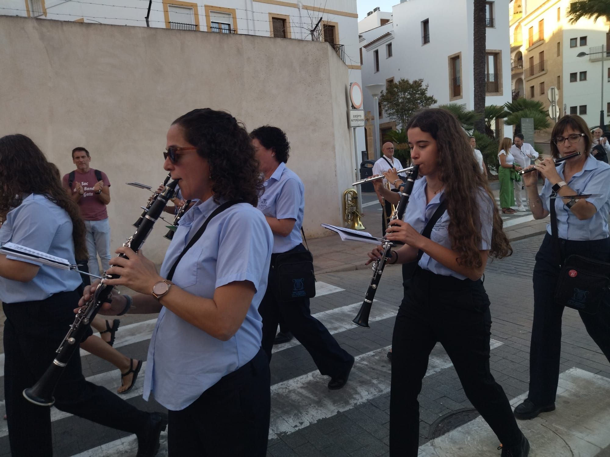 Xàbia, capital de la música: más de 800 músicos de toda la comarca llenan de vida las calles (imágenes)