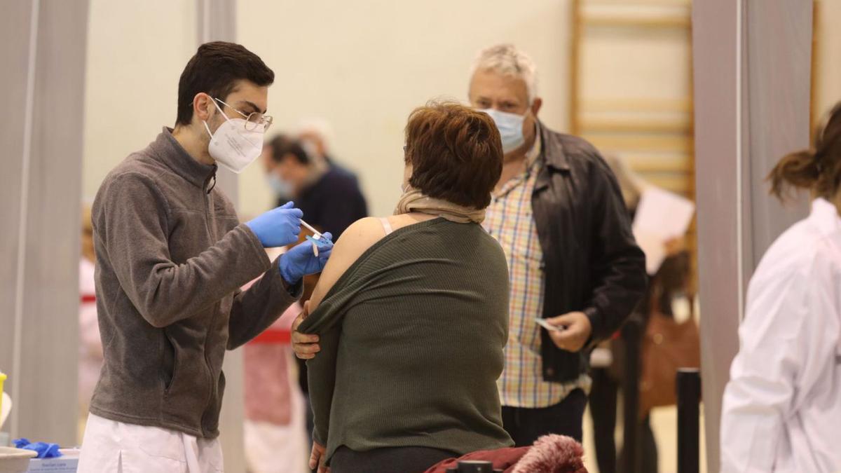 The El Toscar de Elche sports center reopened its doors yesterday to vaccinate.  |  ANTONIO AMORÓS