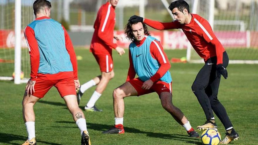 Pelayo Suárez presiona a Carlos Castro durante el entrenamiento de ayer ante Isma Cerro.