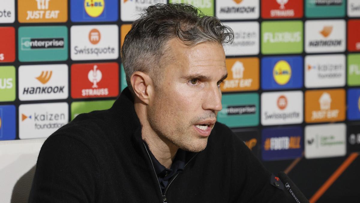 El entrenador del Feyenoord, Robin van Persie, en la rueda de prensa previa en La Cartuja al partido de liguilla de Europa League contra el Real Betis Balompié.º