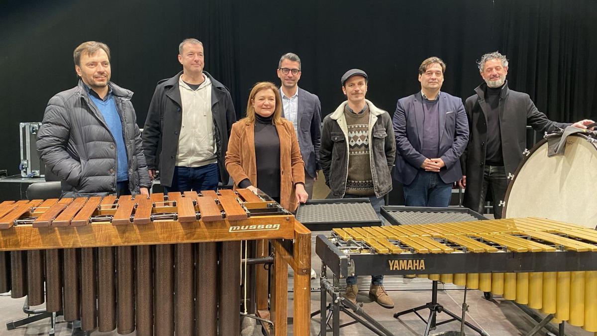 Los músicos Cris Juanico (2i) y Joan Barbé (3d), con los responsables políticos en la sala de ensayo