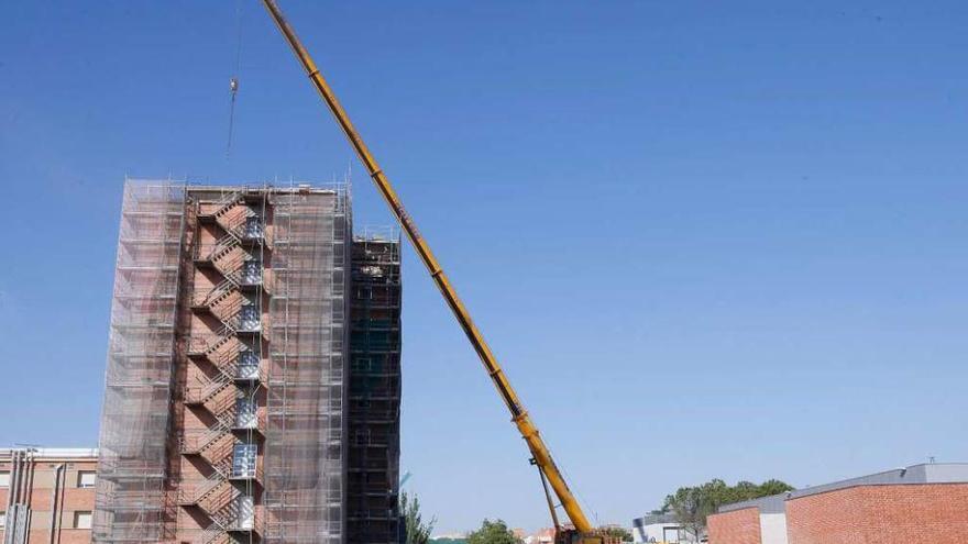 Una grúa desmonta la torre del antiguo Hospital Provincial de Zamora