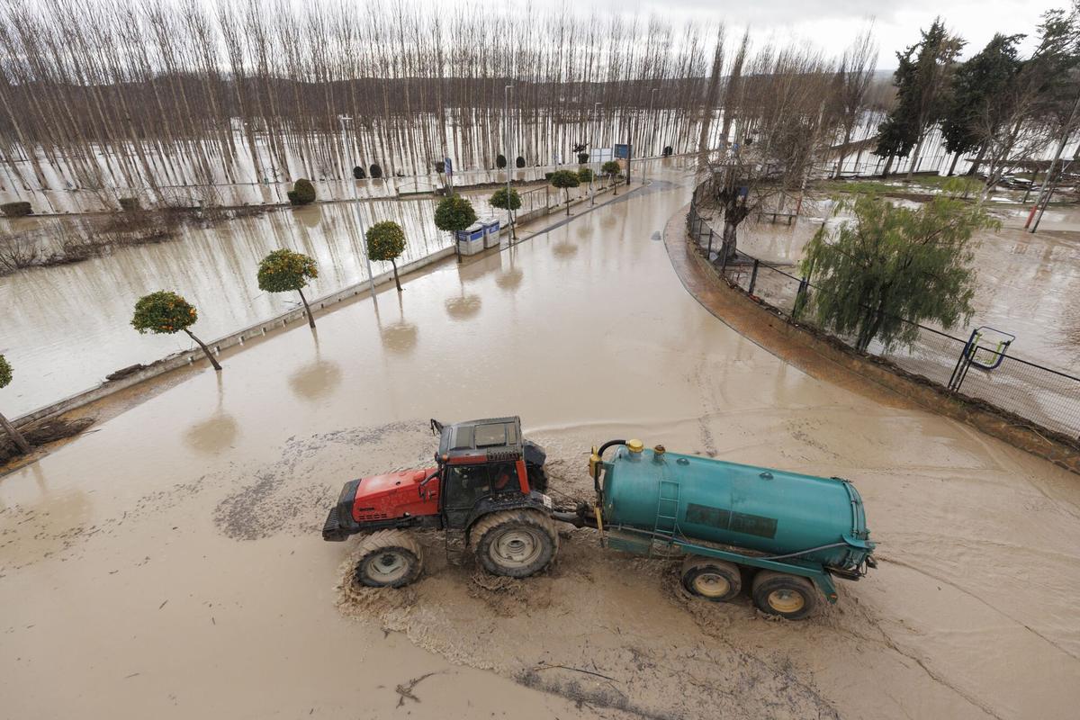 Calles del municipio granadino de Villanueva Mesía, inundadas por el desbordamiento del río Genil que cruza la localidad.
