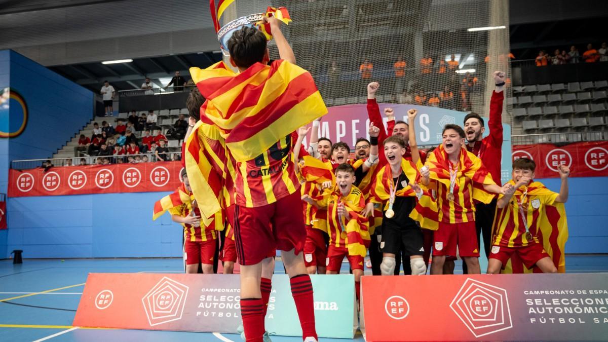 Equip de futbol sala català celebrant la victòria