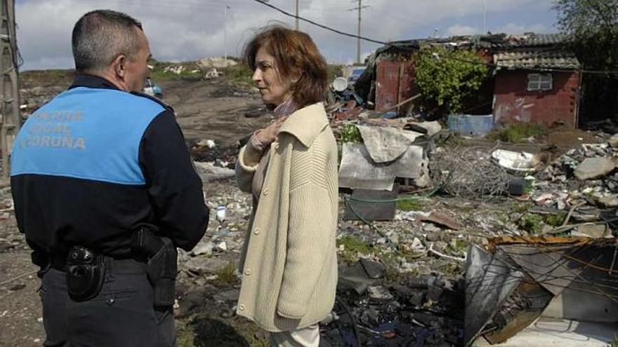 La concejal de Servicios Sociales, Silvia Longueira, conversa con un agente de la Policía Local. / fran martínez