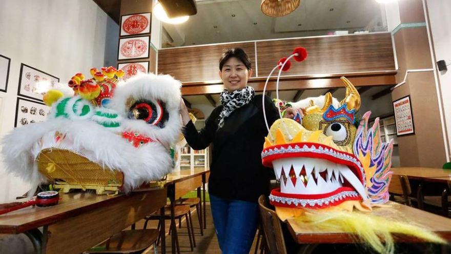 Jie Shi, con unas cabezas de dragón en su academia de Avilés.