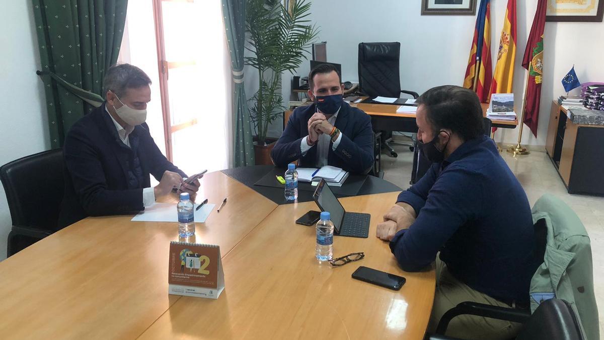 Reunión entre el alcalde de Callosa, Manuel Martínez, el diputado del PP, César Sánchez y el senador popular Pablo Ruz en el Ayuntamiento