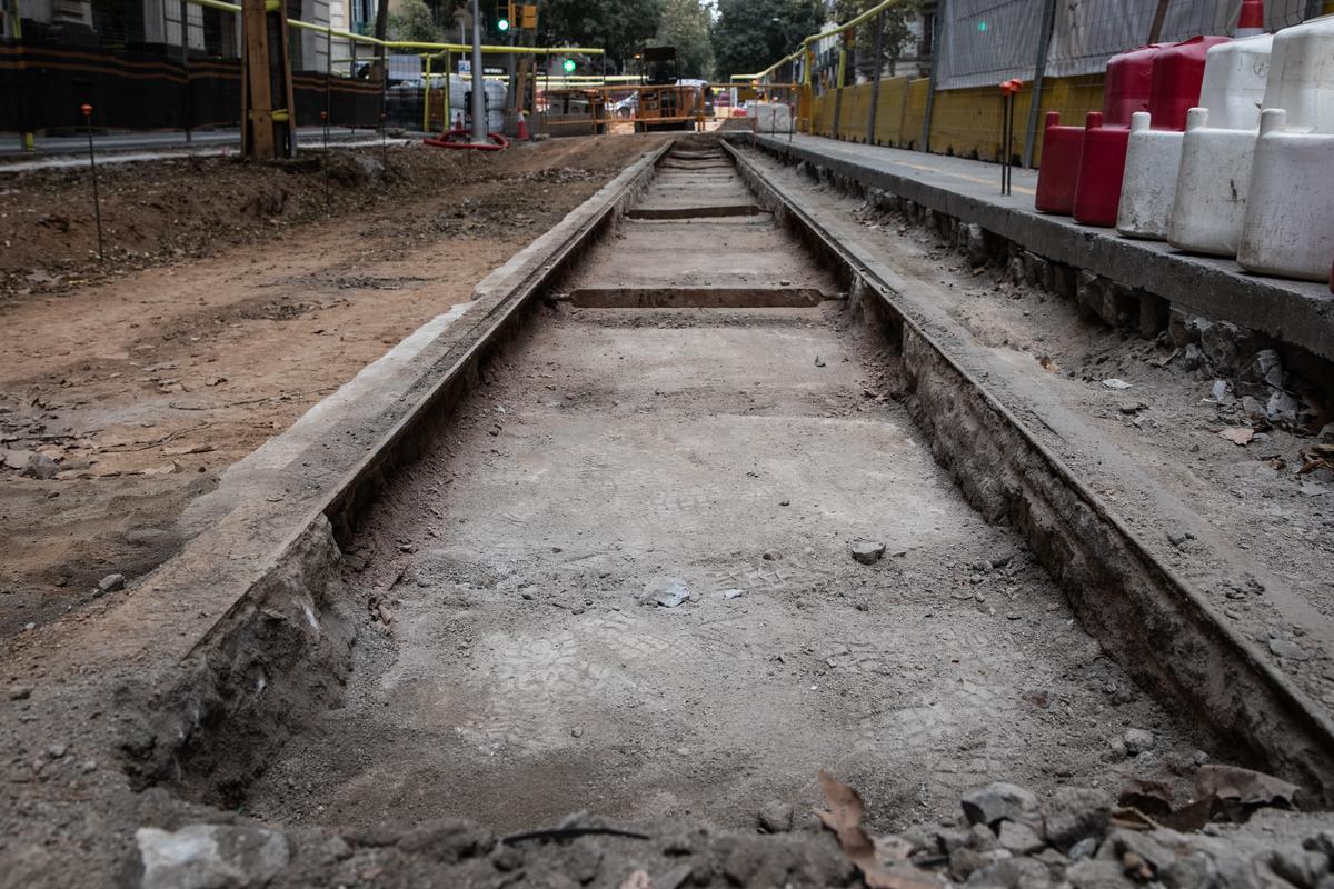 Las vías antiguas del tranvía en la calle Girona, entre Gran Vía y Diputación, se conservarán enrasadas