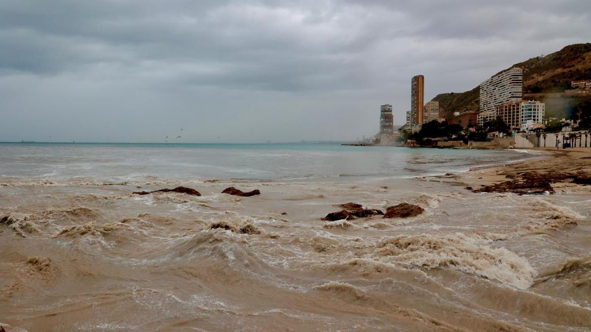La playa de la Albufereta, bajo el agua tras el episodio de lluvias en Alicante