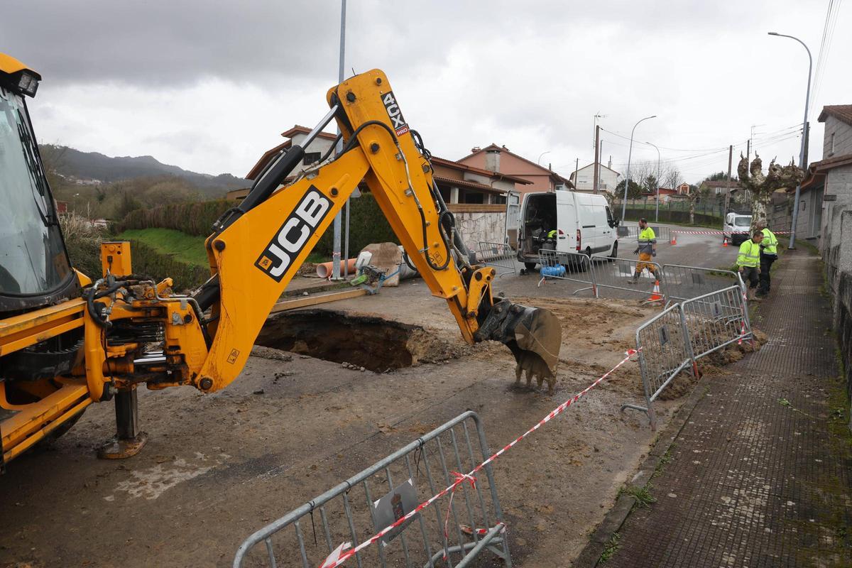 Operarios municipales trabajan en la reparación del gran socavón.