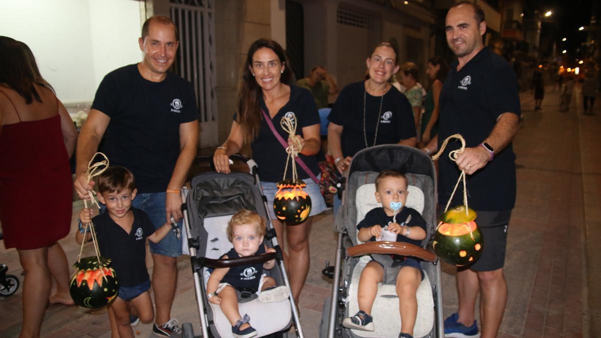 Niños de todas las edades formaron parte anoche del tradicional y vistoso pasacalle que es el desfile de ‘fanalets’.