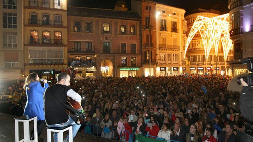 Chenoa, esta tarde, ante el público congregado en la plaza de la Constitución.