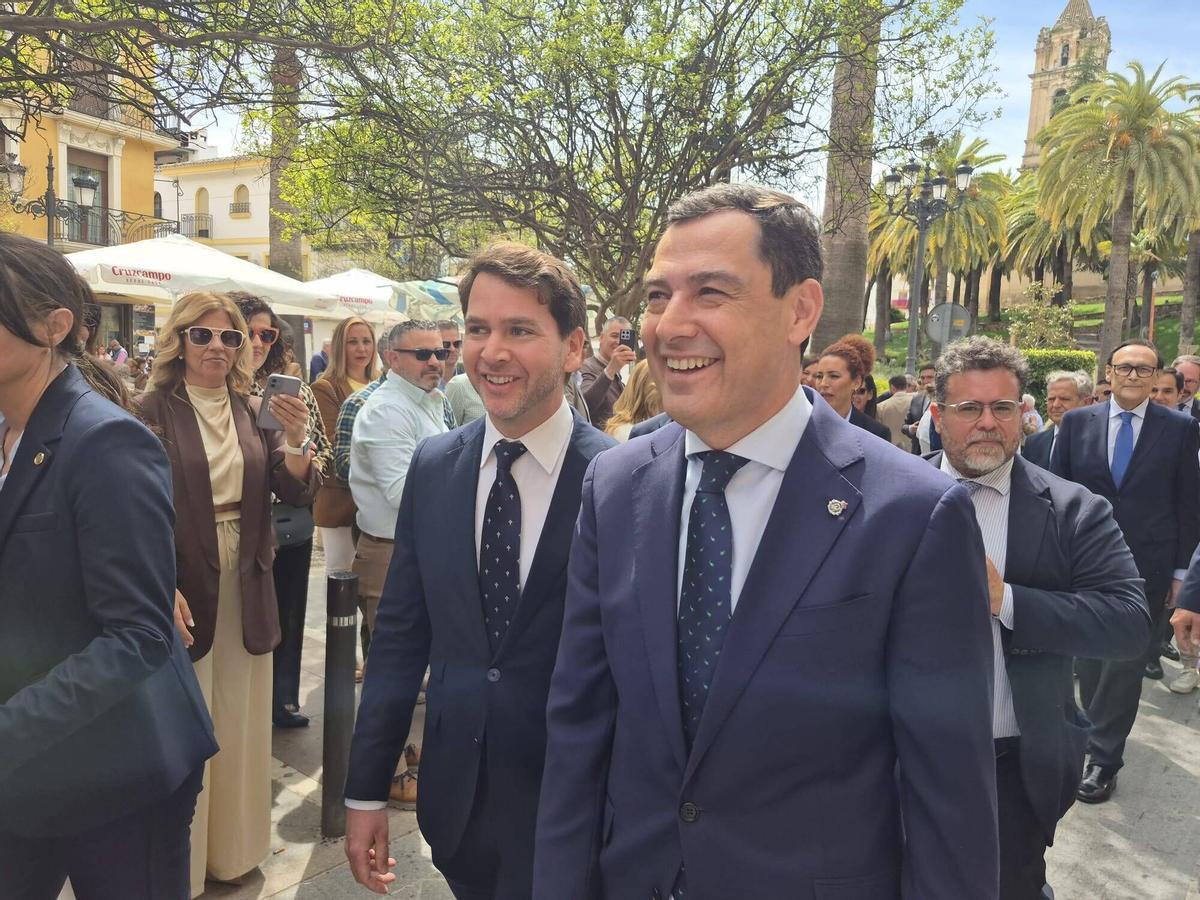 Juanma Moreno, presidente de la Junta, con Fernando Priego el pasado Jueves Santo en Cabra.