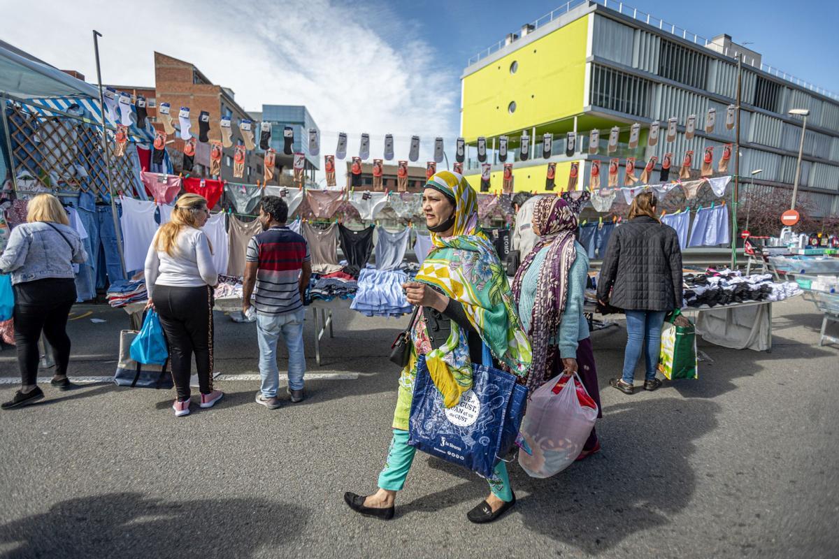 El histórico mercado ambulante inicia un exilio temporal: las obras de reforma del barrio exigen dejar libres las calles del Acer, de la Metal·lúrgia y del Crom, donde los puestos comerciales llevaban más de 50 años asentados. La nueva ubicación es desde el cruce de la calle de los Ferrocarrils Catalans con calle Foc hasta el cruce de la calle de la Mare de Déu de Port con el de calle Motors.