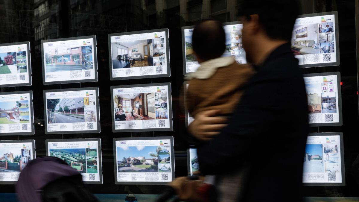 Escaparate de una agencia inmobiliaria.