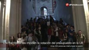 Els estudiants impedeixen el ple de la UB.