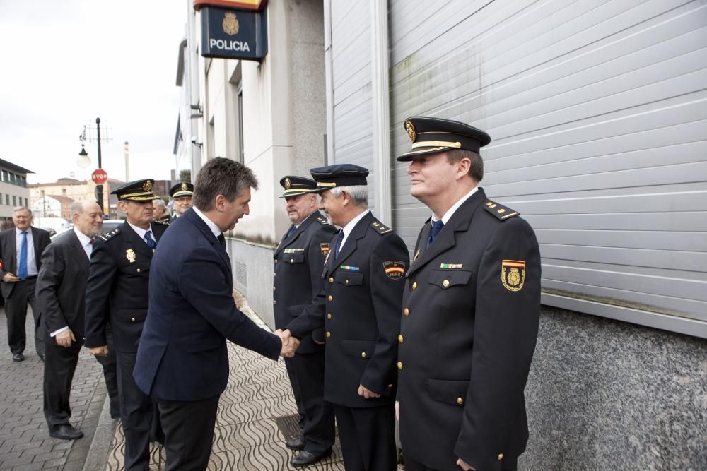 Visita de Ignacio Cosidó, director general de la policía, a la comisaría de Policía de Langreo