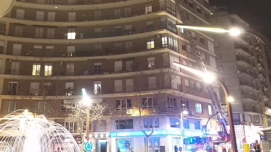 Los bomberos tratan  de acceder al piso de la plaza Alemania.