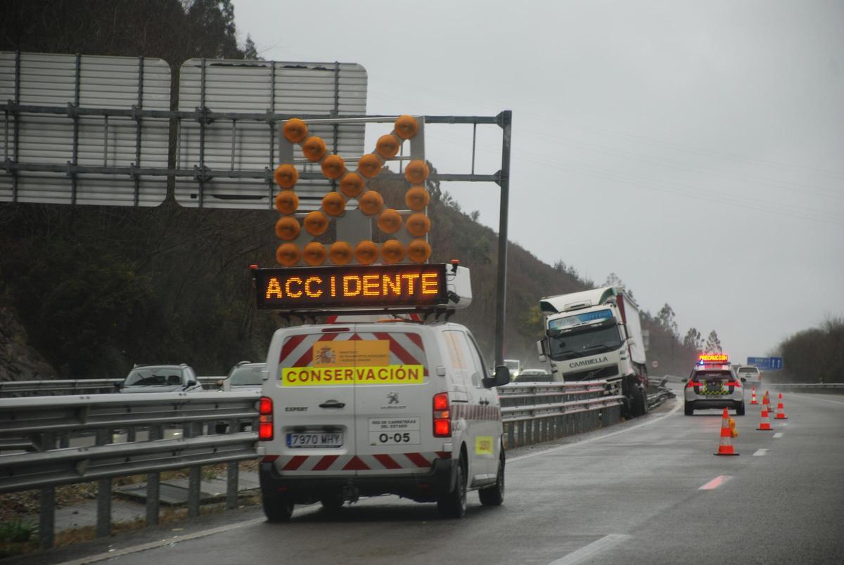 El camión accidentado, en la mediana de la Autovía del Cantábrico.