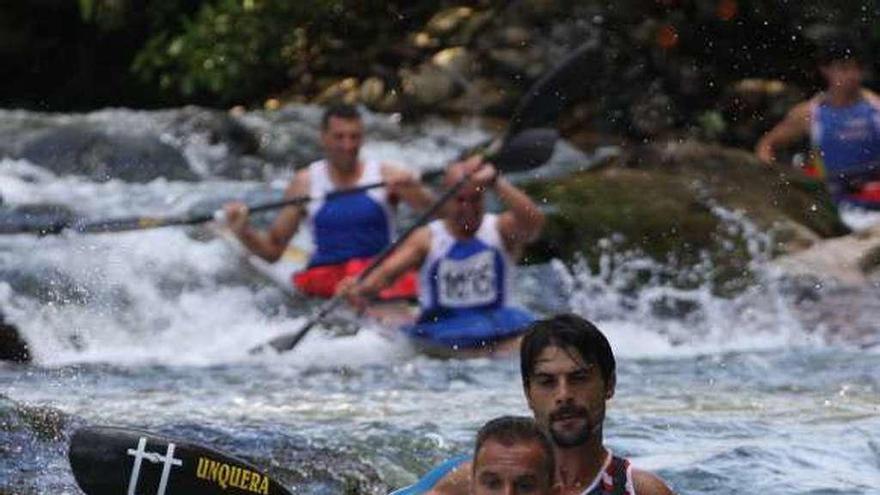 Óscar Martínez y Pedro Gutiérrez, en un Descenso del Alto Sella, pasando por El Golondrosu.