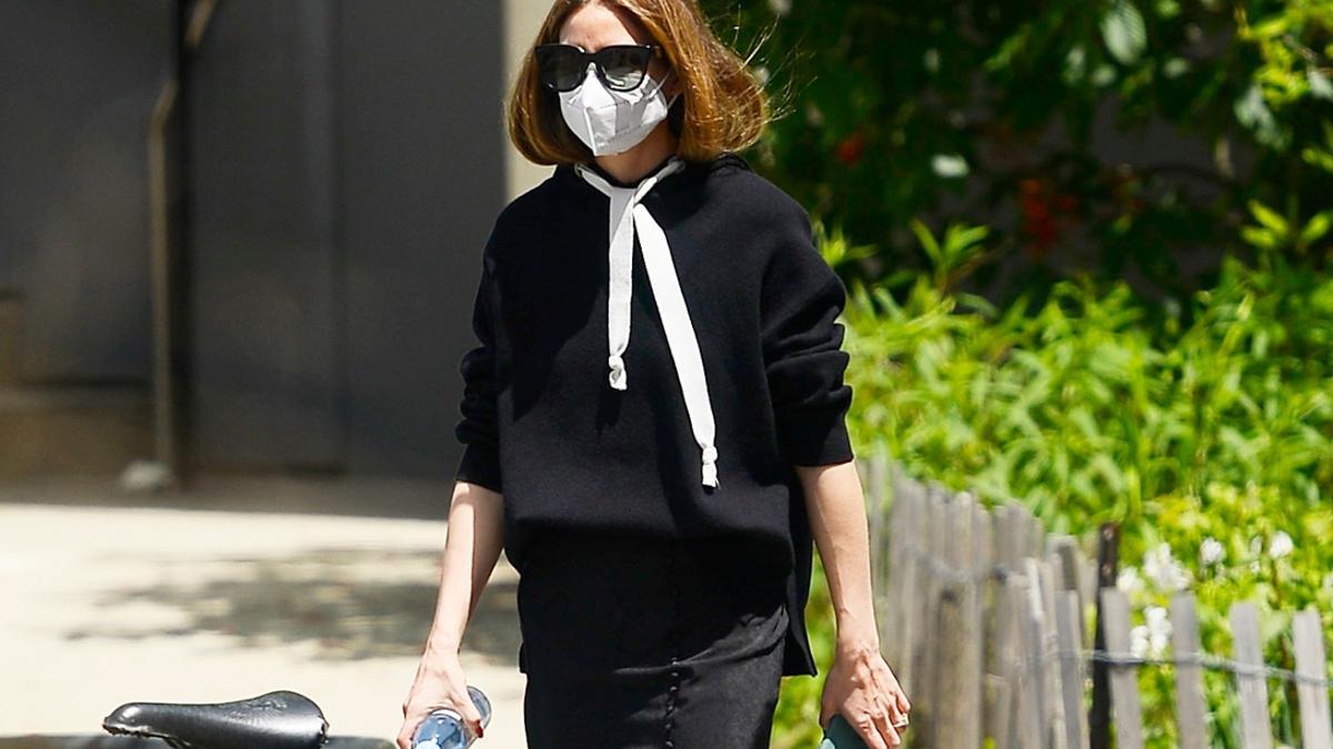 Olivia Palermo con look negro y mascarilla