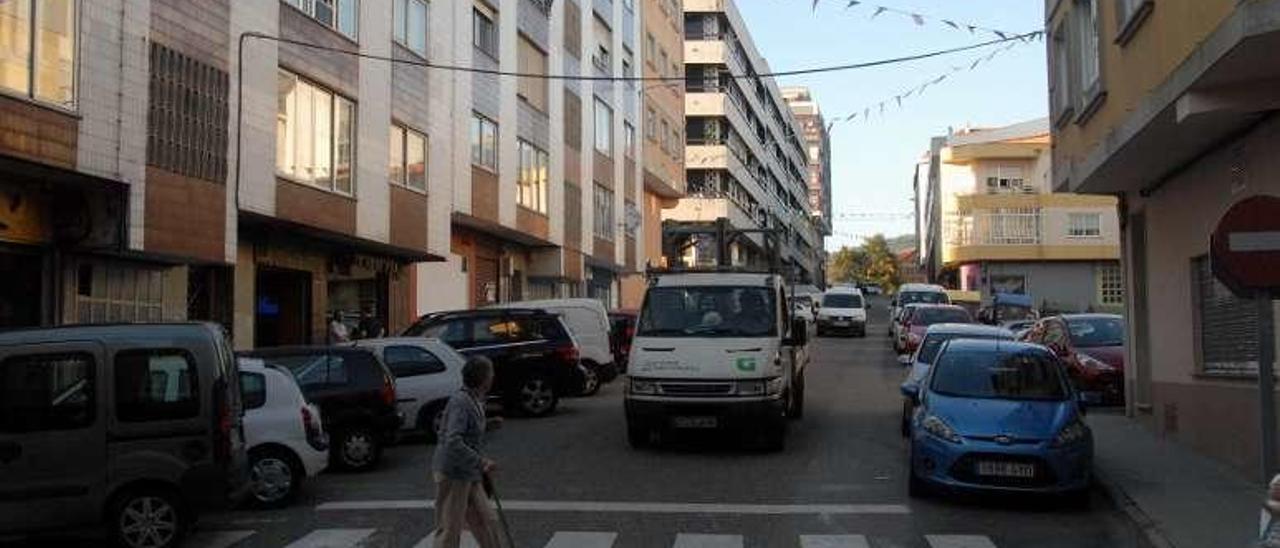 La calle Ferrol es una de las más saturadas de estos locales. // G. Núñez