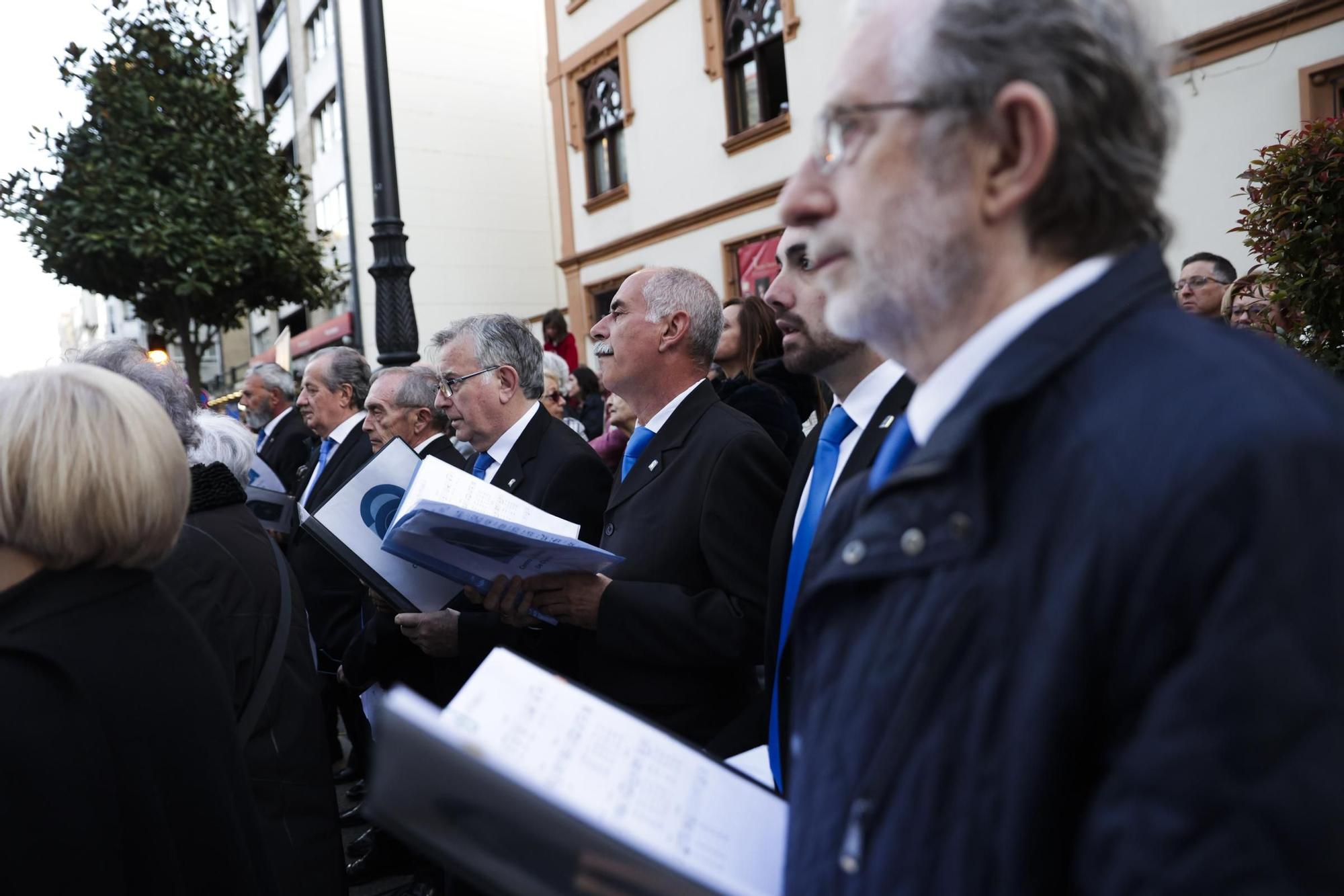 "Toda su vida fue maltratado y finalmente alguien miraba por él": las fotos de la procesión de Jesús Cautivo en Oviedo