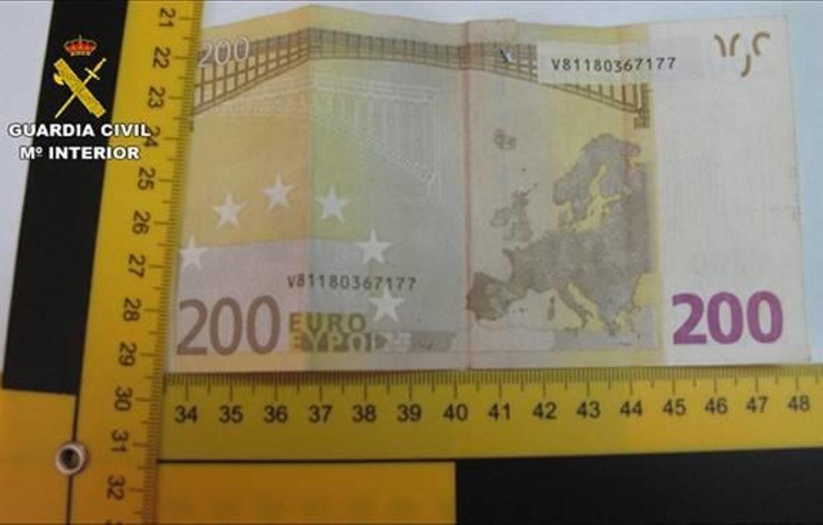 Desarticulan una red que distribuía billetes falsos de 200 euros