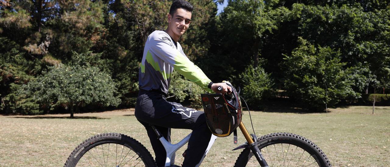 Marcos Abalo con su bici ayer en O Castriño.