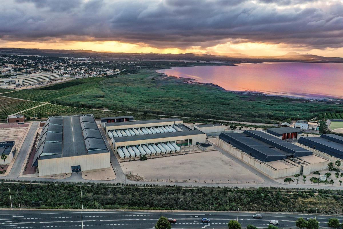 Vista panorámica de la desaladora de Torrevieja, en una imagen de archivo. En primer término, la planta, a la izquierda el Hospital de Torrevieja y al fondo las salinas