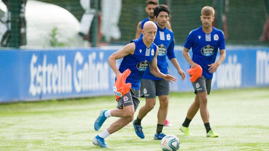 Mollejo, ante Peru, Gaku y Gandoy, durante la sesión matinal de ayer en Abegondo.