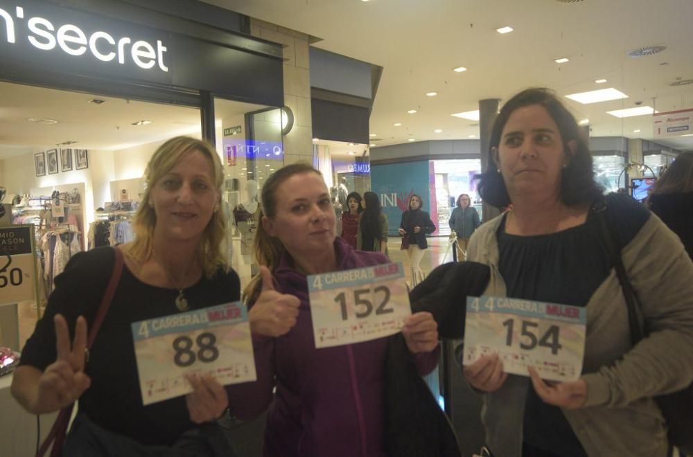 Recogida de dorsales en el Thader para la IV Carrera de la Mujer