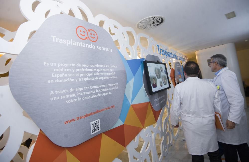 Exposición ''Transplantando sorrisos'' en el Chuac