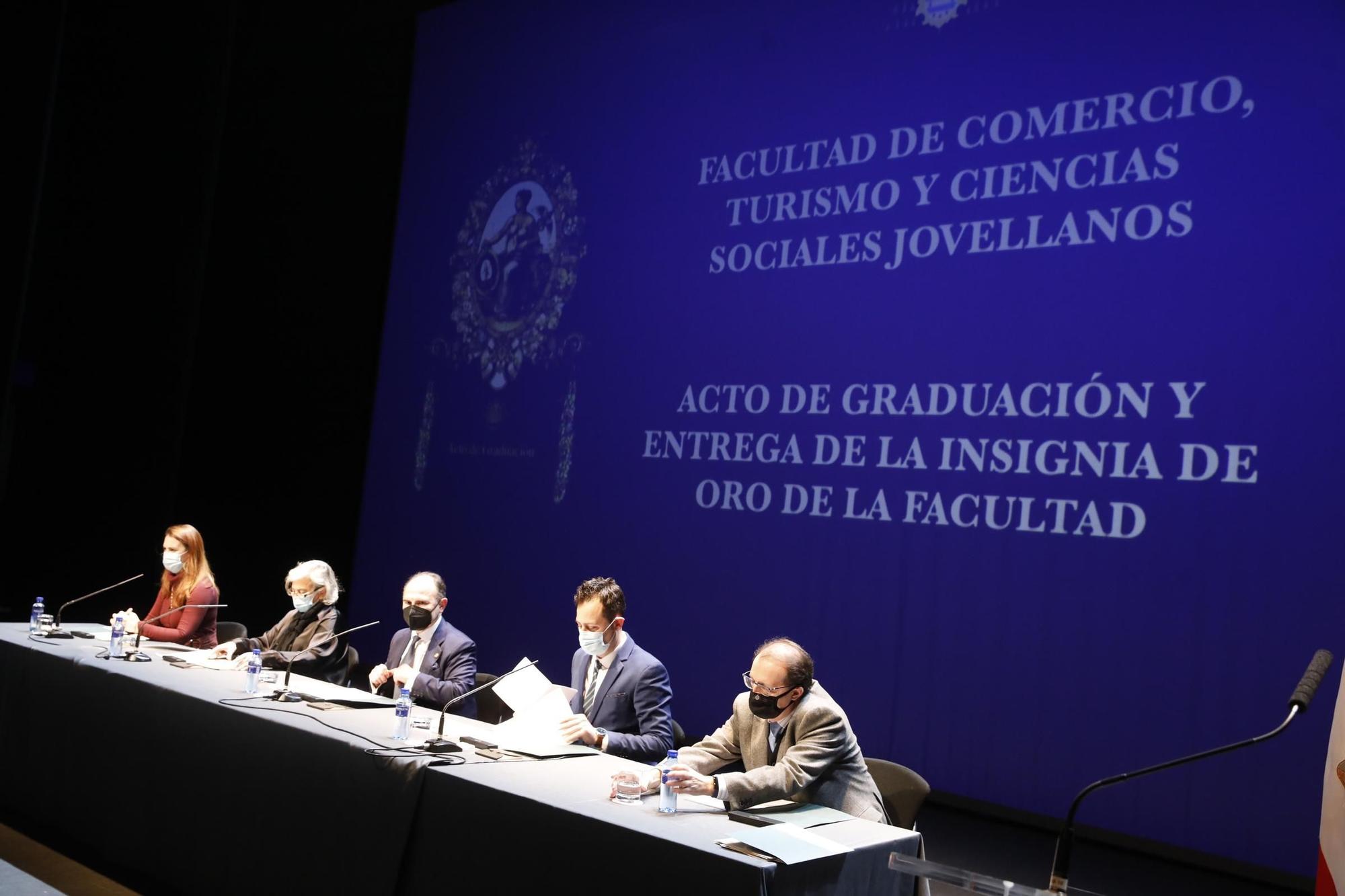 La entrega de diplomas en la Facultad de Comercio de Gijón, en imágenes